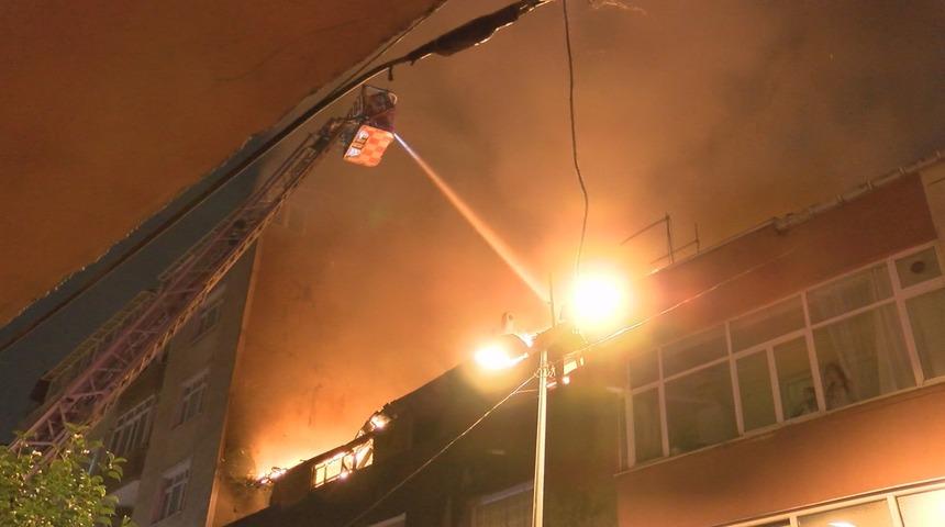 Beyoğlu'nda korkutan yangın! Birinden diğerine sıçradı