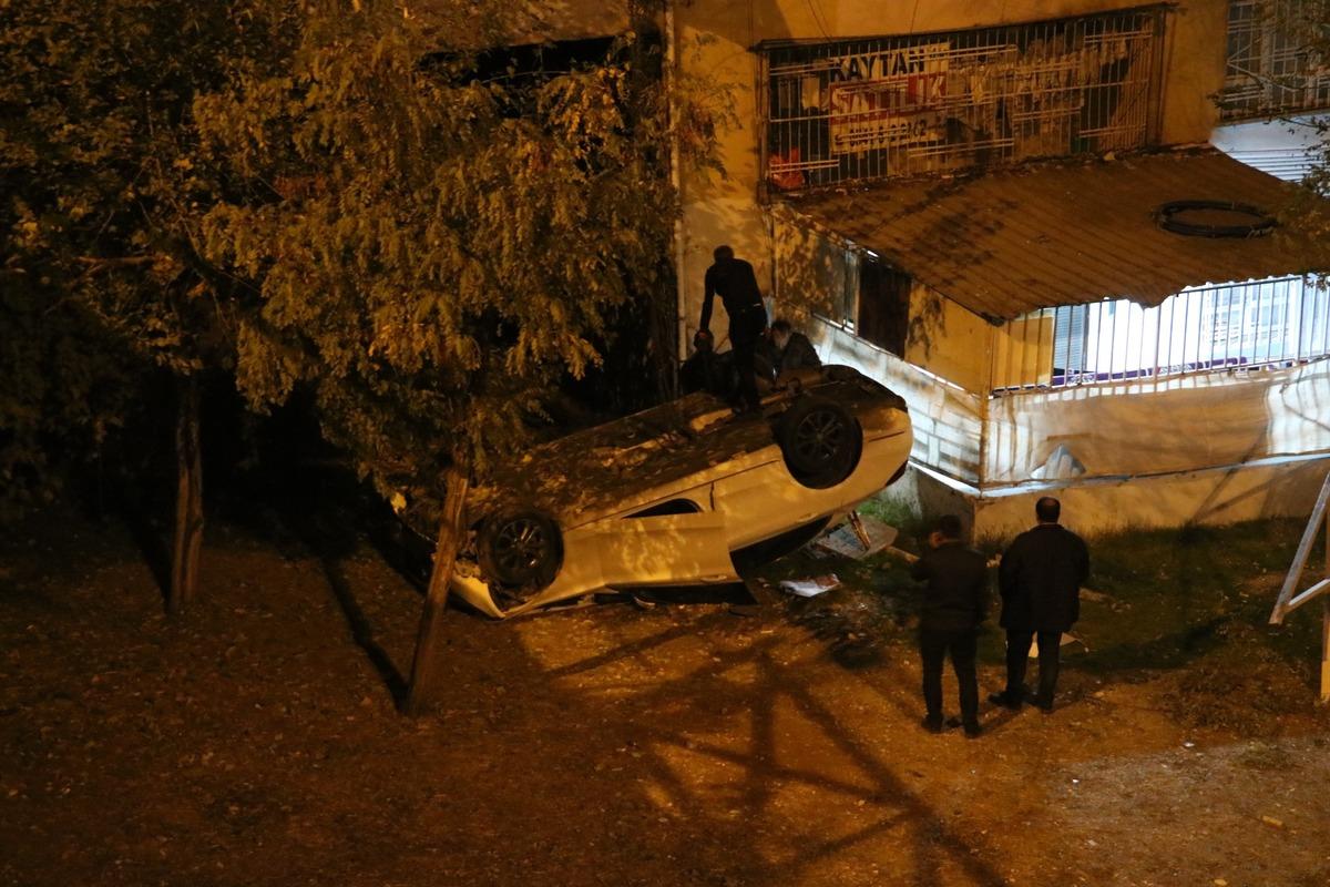 Şanlıurfa'da otomobil bah&ccedil;eye d&uuml;şt&uuml;: 3'&uuml; &ccedil;ocuk 5 yaralı
