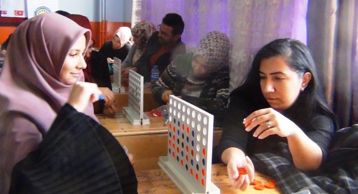 Ercişli &ouml;ğretmenler, ara tatili zeka oyunları ve drama eğitimi alarak ge&ccedil;iriyor
