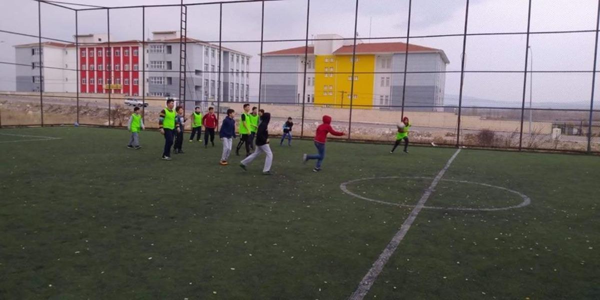 &Ouml;ğrenciler futbol &ouml;ğreniyor