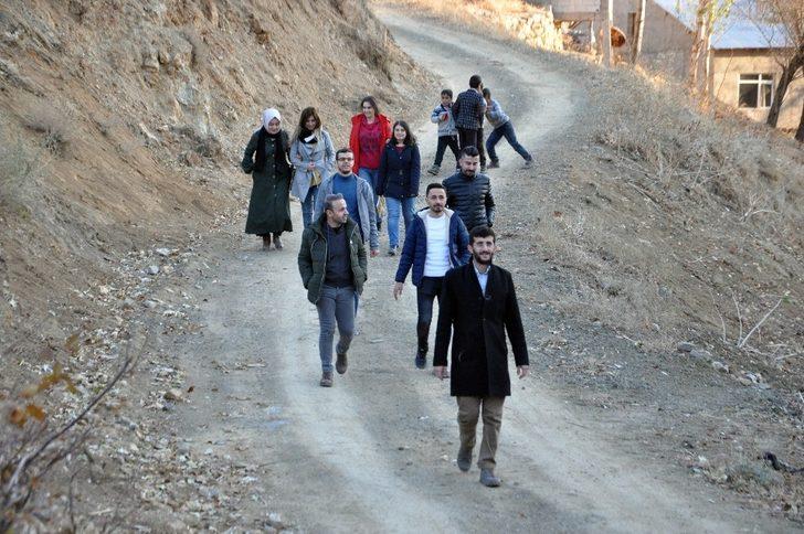 Yüksekova’da öğretmenler 15 kilometre yürüyerek velileri evlerinde ziyaret ediyor G1