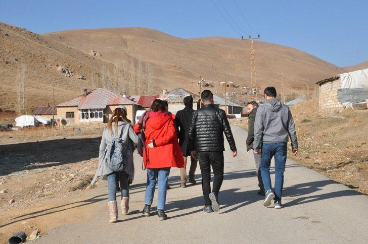 Yüksekova’da öğretmenler 15 kilometre yürüyerek velileri evlerinde ziyaret ediyor G2