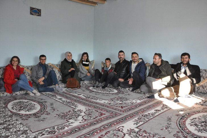 Yüksekova’da öğretmenler 15 kilometre yürüyerek velileri evlerinde ziyaret ediyor G3