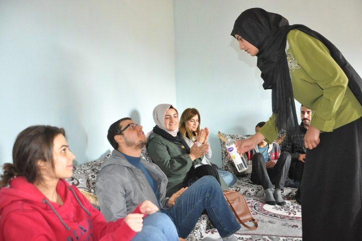 Yüksekova’da öğretmenler 15 kilometre yürüyerek velileri evlerinde ziyaret ediyor G4