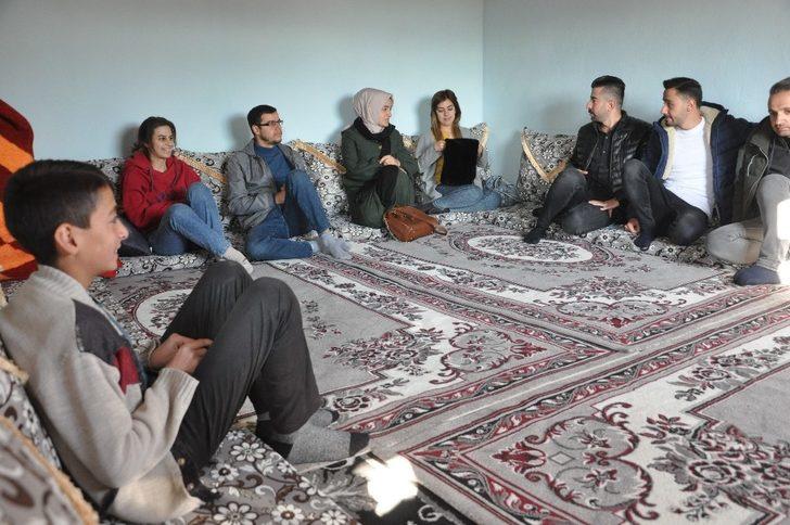 Yüksekova’da öğretmenler 15 kilometre yürüyerek velileri evlerinde ziyaret ediyor G5