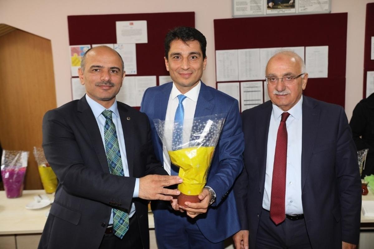 Başkan S&ouml;ğ&uuml;t mezun olduğu okulu ziyaret etti