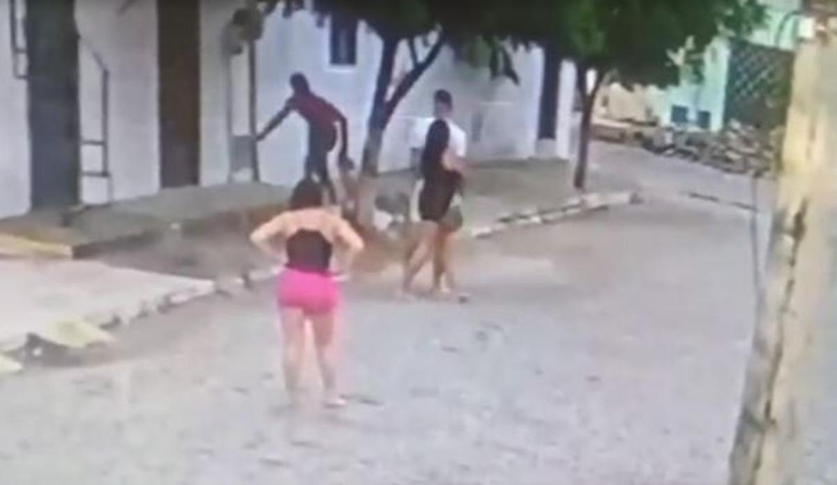 Yarı &ccedil;ıplak koca, karısından ka&ccedil;mak i&ccedil;in ağa&ccedil;ta saklandı!