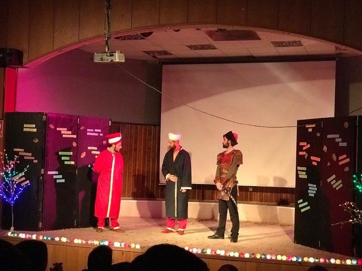 Ağrı’da “Geçmişten Günümüze Öğretmen” konulu tiyatro oyunu sahnelendi G2