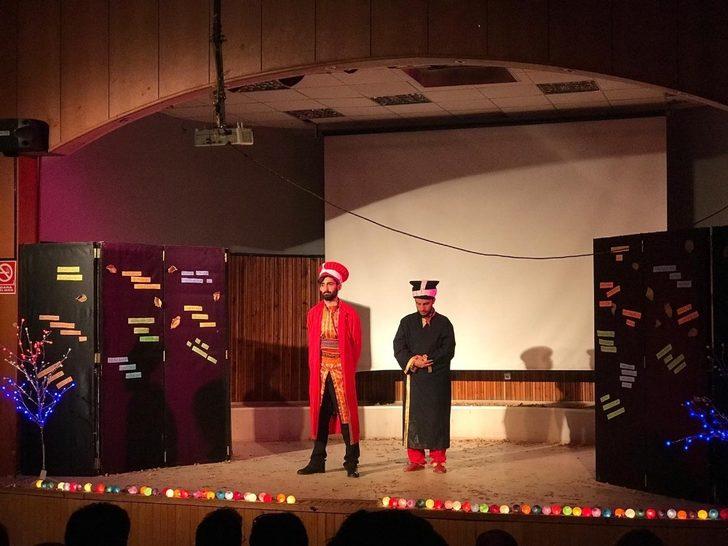 Ağrı’da “Geçmişten Günümüze Öğretmen” konulu tiyatro oyunu sahnelendi G3