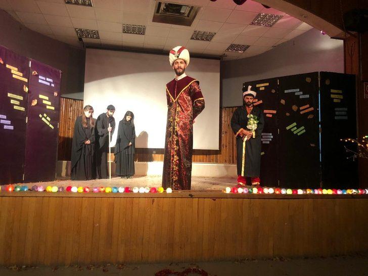 Ağrı’da “Geçmişten Günümüze Öğretmen” konulu tiyatro oyunu sahnelendi G4