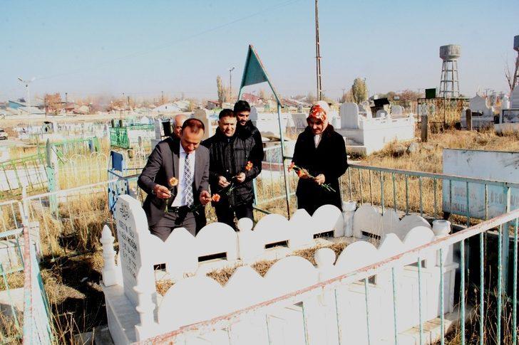 Ağrı’da öğretmen Mehmet Salih Akdoğan mezarı başında anıldı G3