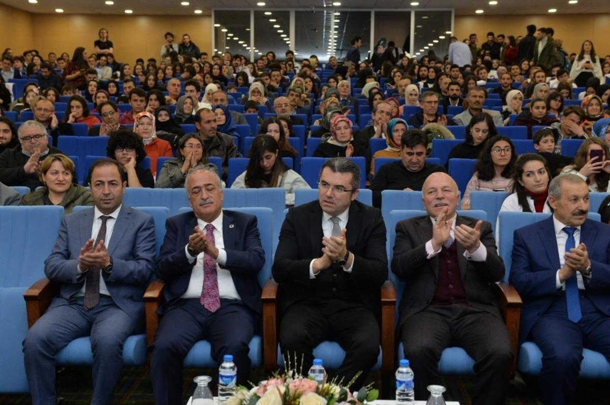 Diş hekimi adayları &ouml;nl&uuml;klerini giydi