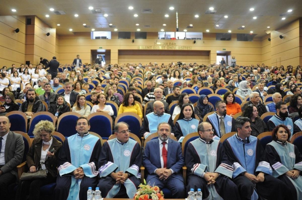 Diş Hekimliği Fak&uuml;ltesi 4. Sınıf &ouml;ğrencileri beyaz &ouml;nl&uuml;klerini giydi