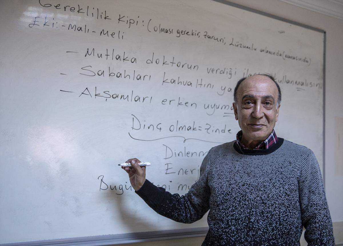 Emekli &ouml;ğretmenin 40 yıldır bitmeyen meslek aşkı