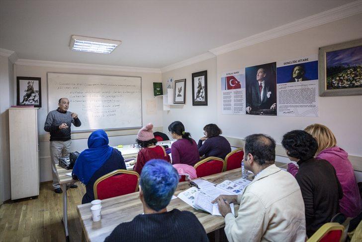 Emekli öğretmenin 40 yıldır bitmeyen meslek aşkı G3