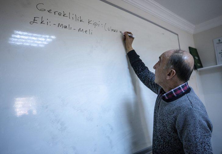 Emekli öğretmenin 40 yıldır bitmeyen meslek aşkı G4