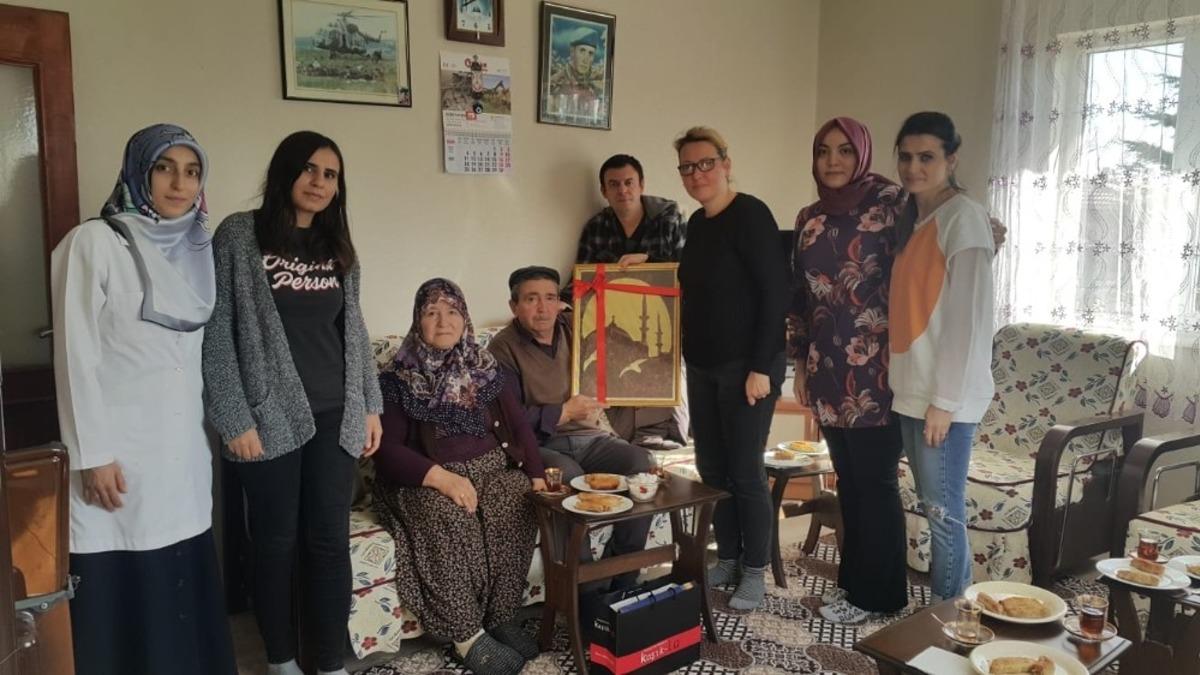 Seyitgazi&rsquo;deki şehit ailesini yalnız bırakmadılar