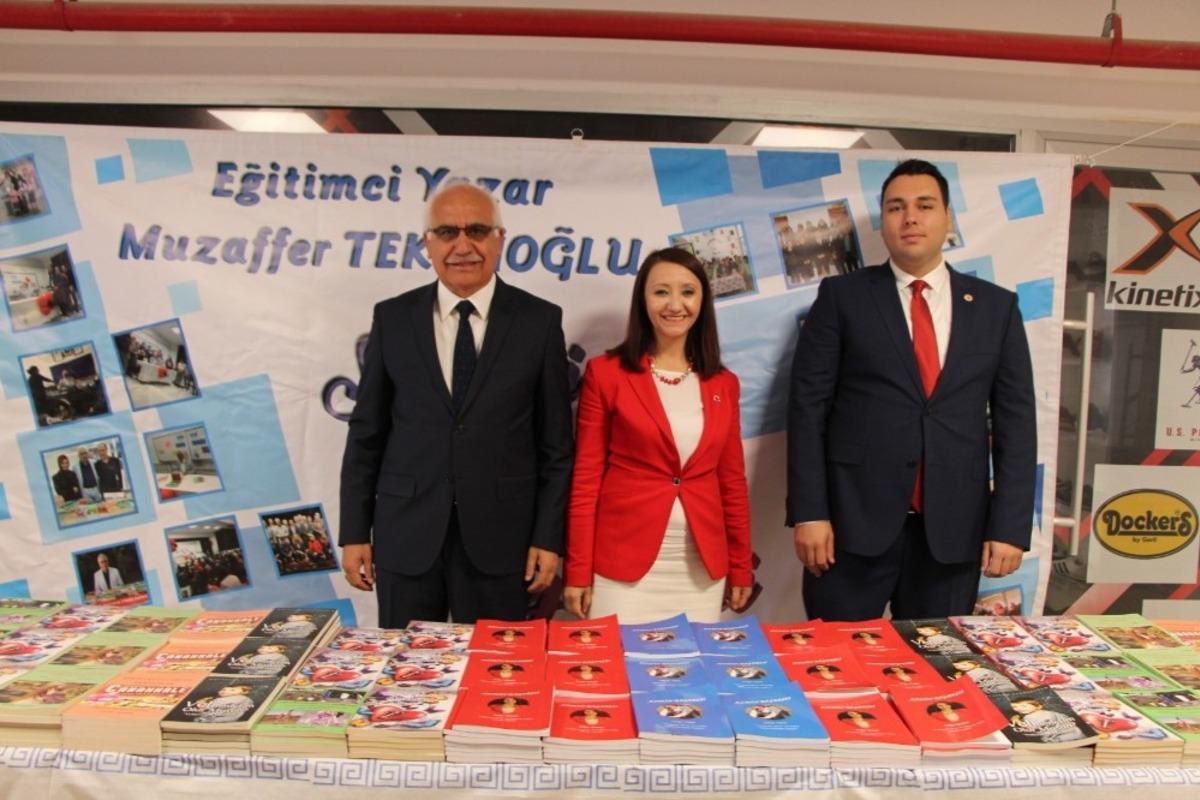 Eğitimci yazardan &ouml;rnek davranış