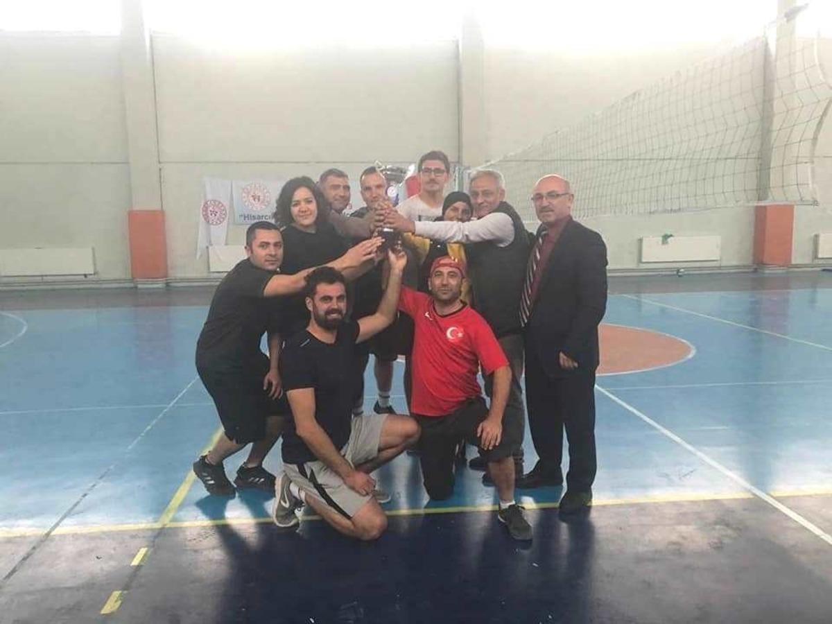 Hisarcık&rsquo;ta &Ouml;ğretmenler G&uuml;n&uuml; voleybol turnuvası sona erdi