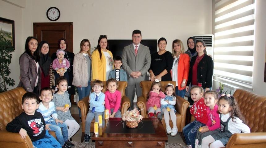 Kırkağa&ccedil; Kaymakamı B&uuml;y&uuml;kk&ouml;se minik &ouml;ğrencileri ağırladı