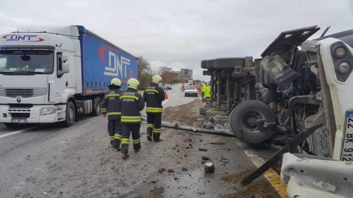 Taş y&uuml;kl&uuml; kamyon devrildi