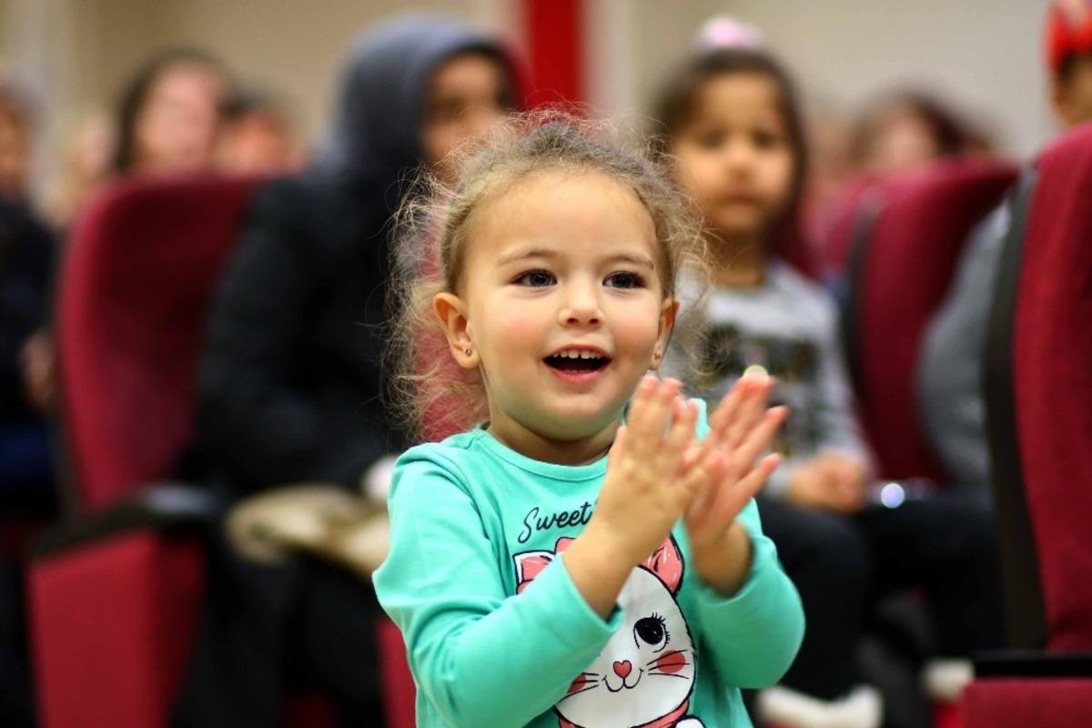 Bayraklılı &ccedil;ocuklardan renkli final