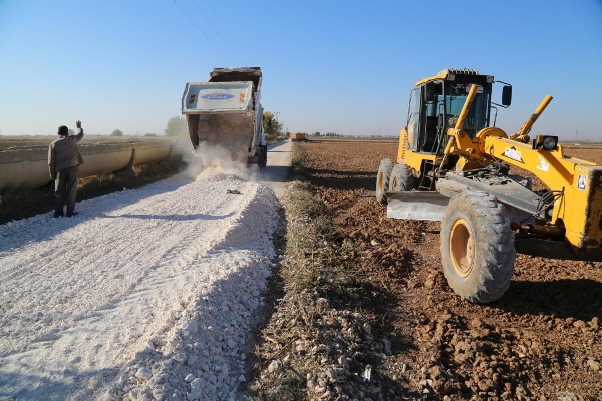 Haliliye&rsquo;nin kırsal mahallerinde yol yapımı s&uuml;r&uuml;yor