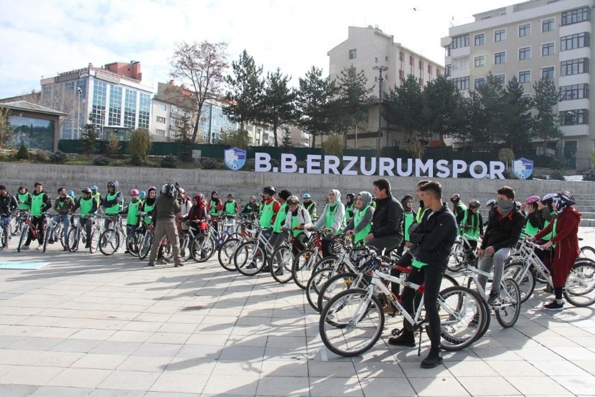 &Uuml;niversiteli &ouml;ğrenciler sağlıklı nesil i&ccedil;in pedalladılar