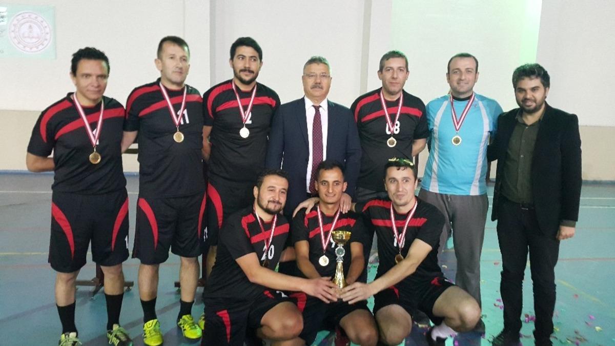 &lsquo;&Ouml;ğretmenler Yarışsın, Dostluk Kazansın&rsquo; Futsal Turnuvası şampiyonu Arif Nihat Asya Ortaokulu oldu