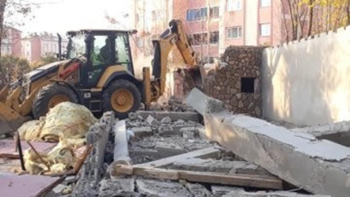 Bing&ouml;l&rsquo;de ka&ccedil;ak yapı yıkıldı