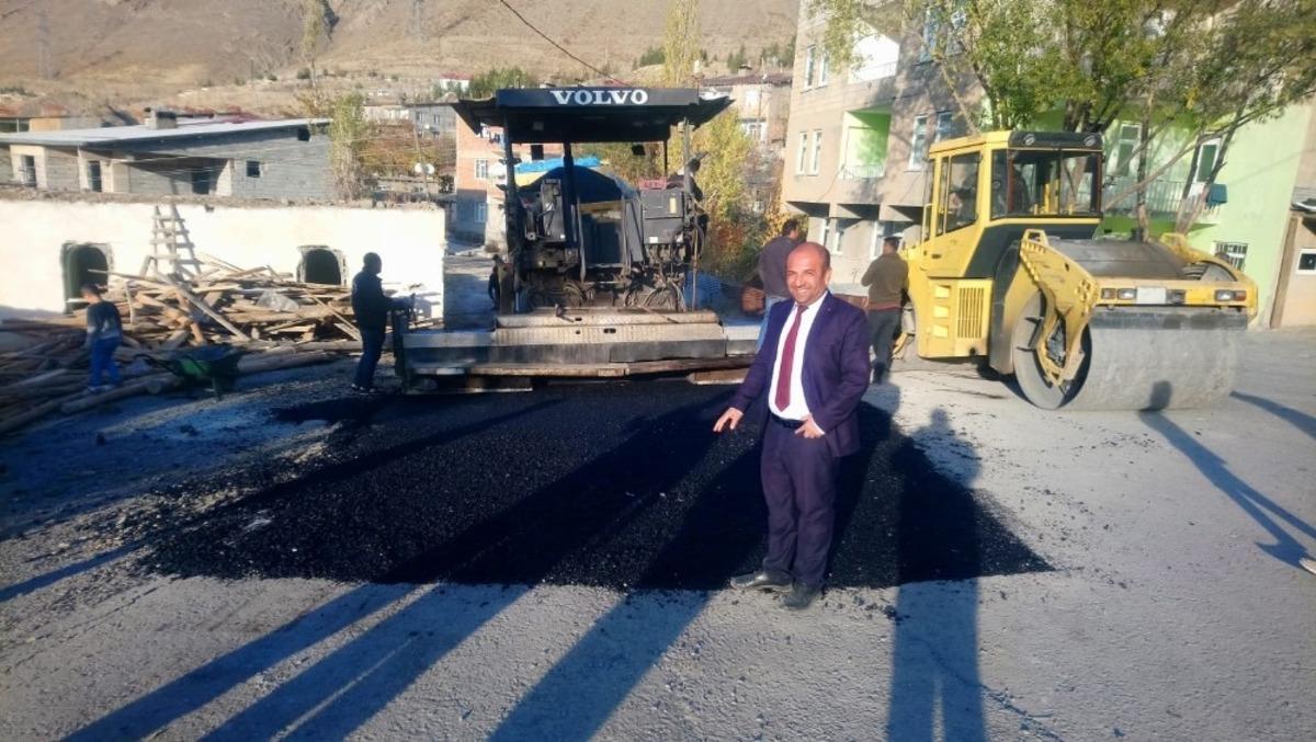 Hakkari S&uuml;mb&uuml;l Mahallesinden belediyeye asfalt teşekk&uuml;r&uuml;