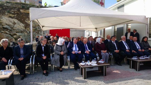 Anne ve babalarının adına sağlık ocağı yaptırdılar