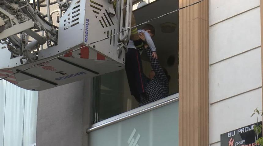 Esenyurt'ta korkutan yangın! Mahsur kalanları itfaiye kurtardı