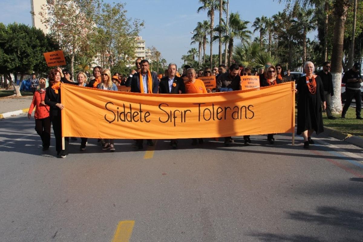 Mersinli kadınlardan &lsquo;Kadın Şiddetine Sıfır Tolerans&rsquo; y&uuml;r&uuml;y&uuml;ş&uuml;