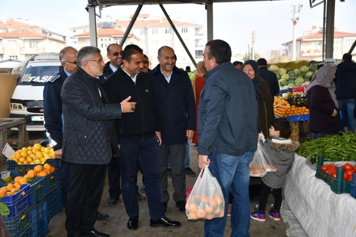 Kaymakam Budan halk pazarında incelemelerde bulundu
