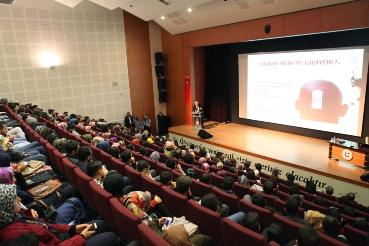 &ldquo;Değişen d&uuml;nya ve gen&ccedil;lik&rdquo; konulu konferans yapıldı
