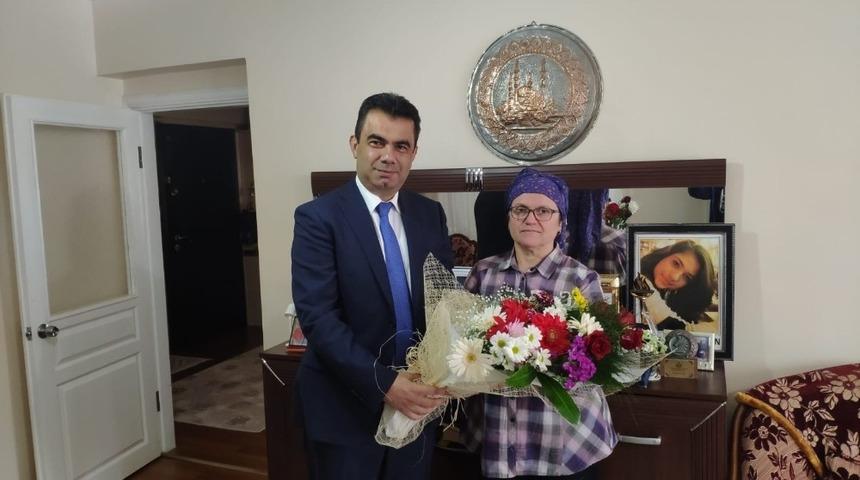 Şehit &ouml;ğretme Ayb&uuml;ke&rsquo;nin annesine ziyaret