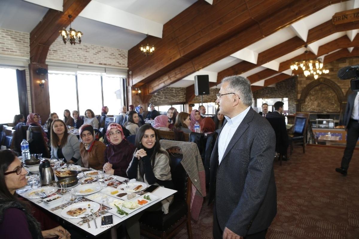 Başkan B&uuml;y&uuml;kkılı&ccedil;: "Eli &ouml;p&uuml;lesi &ouml;ğretmenleri baş tacı ediyoruz"