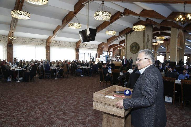 Başkan Büyükkılıç: "Eli öpülesi öğretmenleri baş tacı ediyoruz" G4