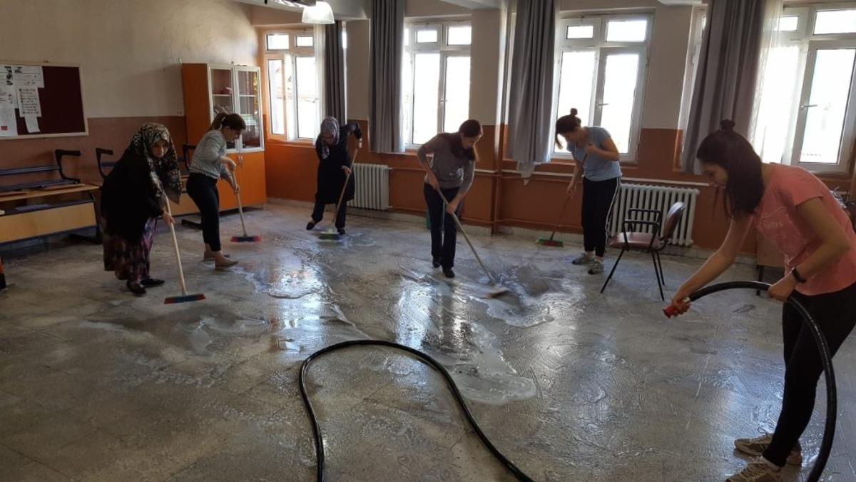 Ara tatilde &ouml;ğretmenler okulu temizledi