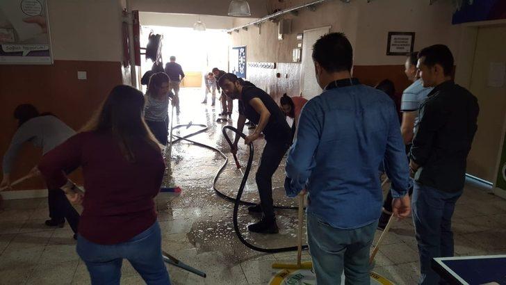 Ara tatilde öğretmenler okulu temizledi G2