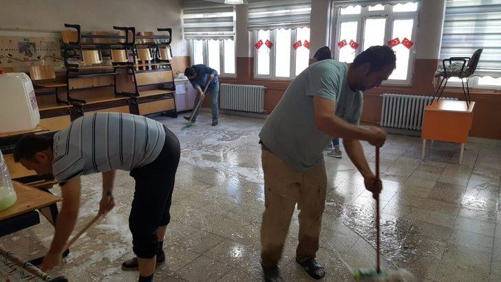 Ara tatilde öğretmenler okulu temizledi G3