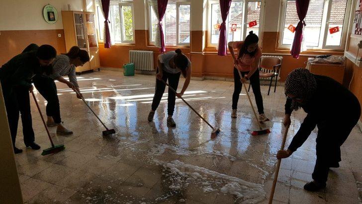 Ara tatilde öğretmenler okulu temizledi G4
