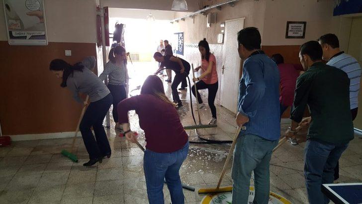 Ara tatilde öğretmenler okulu temizledi G5