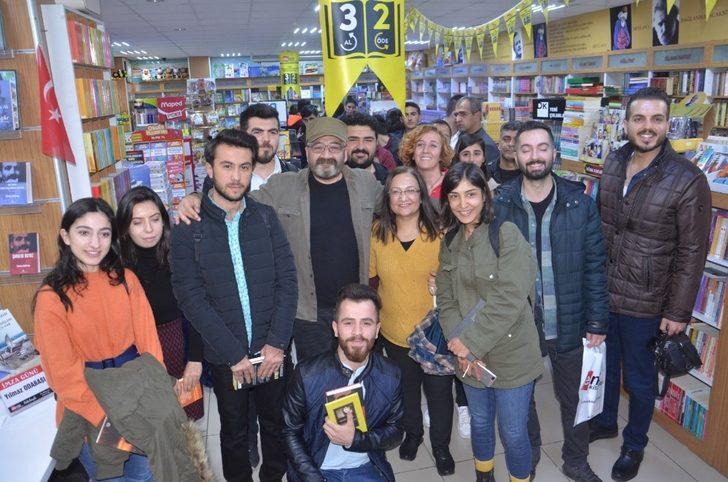 Yazar Yılmaz Odabaşı kitaplarını imzaladı G1