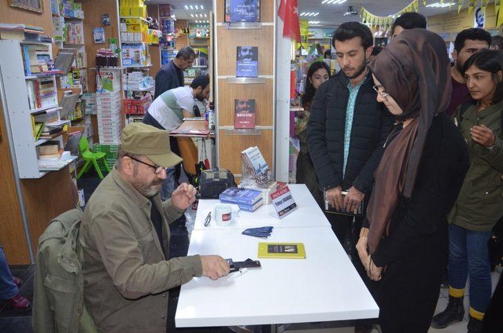 Yazar Yılmaz Odabaşı kitaplarını imzaladı G3