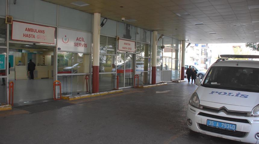 Evde tartıştığı 3 arkadaşını bıçakladı