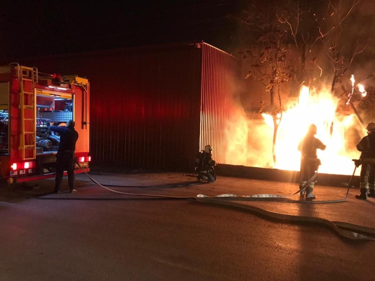 Hurda malzemeler alev alev yandı