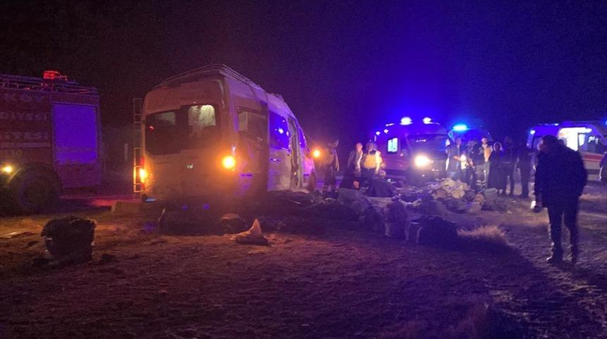 Yozgat'ta minib&uuml;s devrildi: 16 yaralı