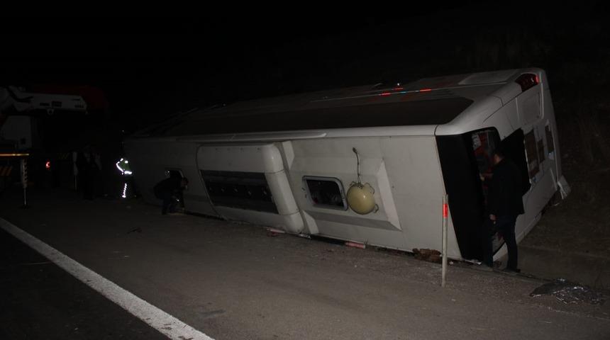 Osmaniye'de yolcu otob&uuml;s&uuml; devrildi